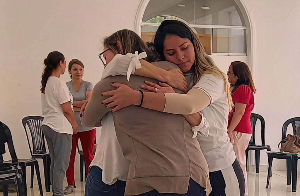 abrazomujeres w1